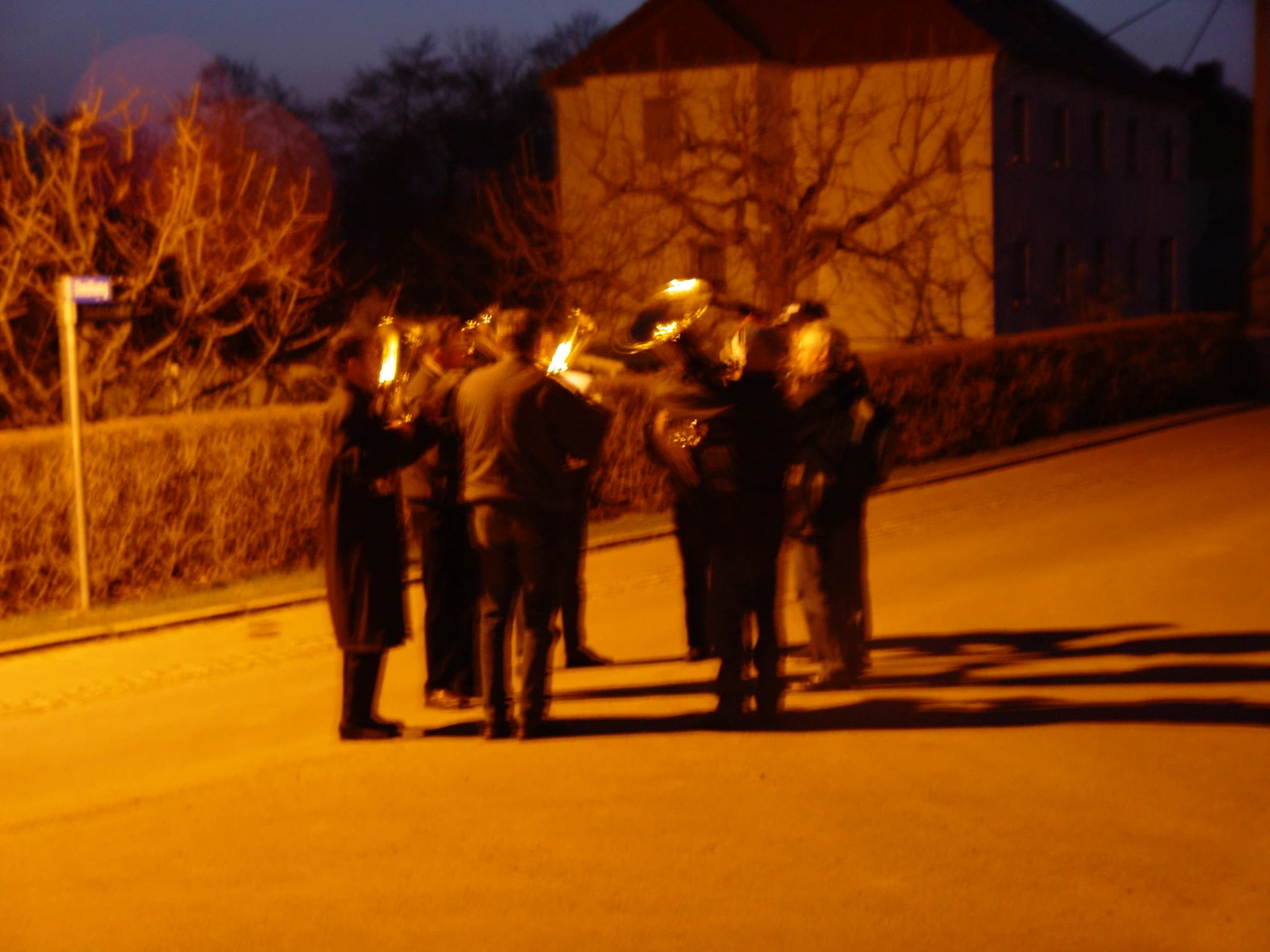 Osterbläser unter Straßenlaternen, 2003