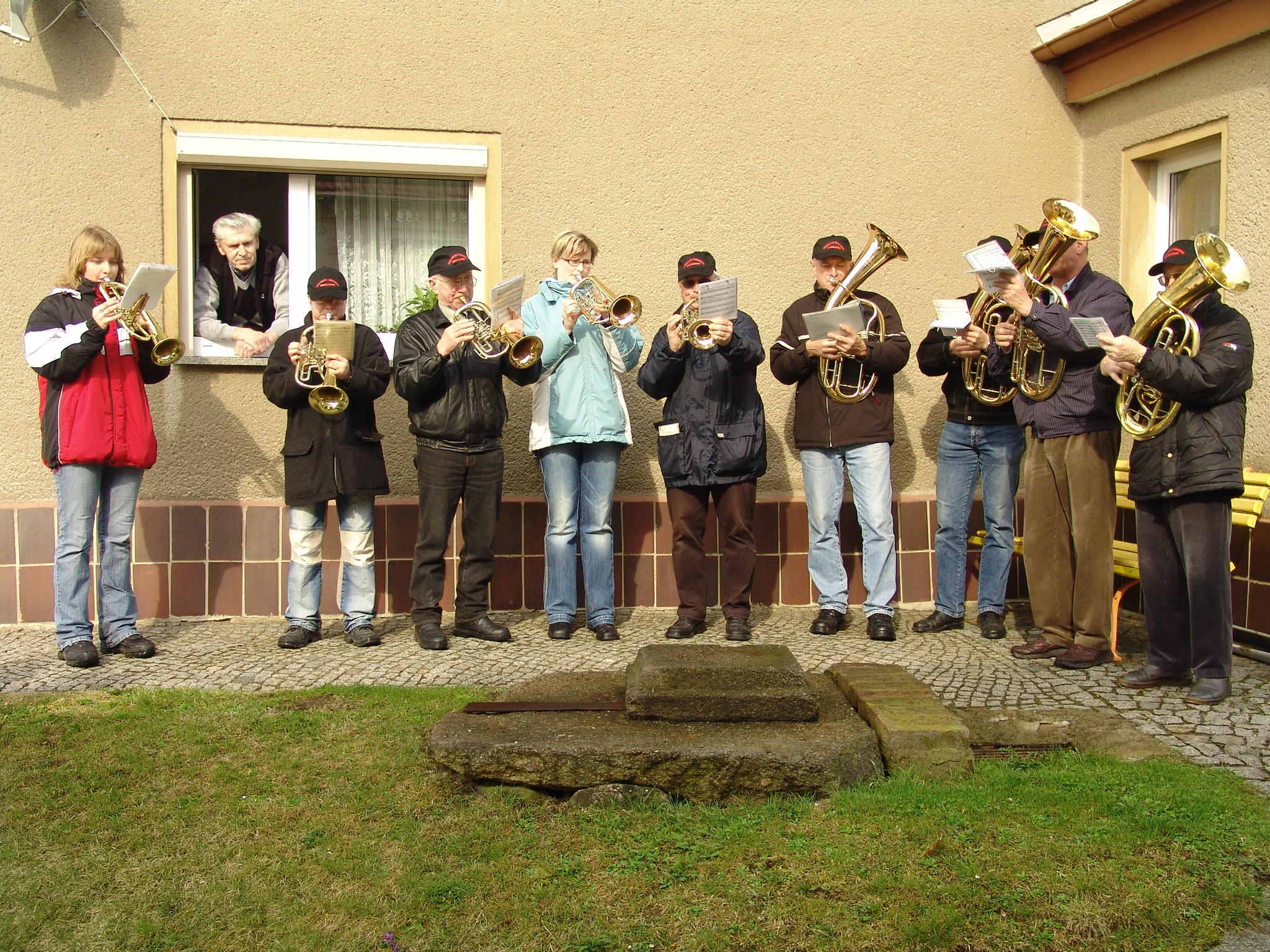 Die Osterbläser spielen gemeinsam vor einem Haus in Berthelsdorf, 2006
